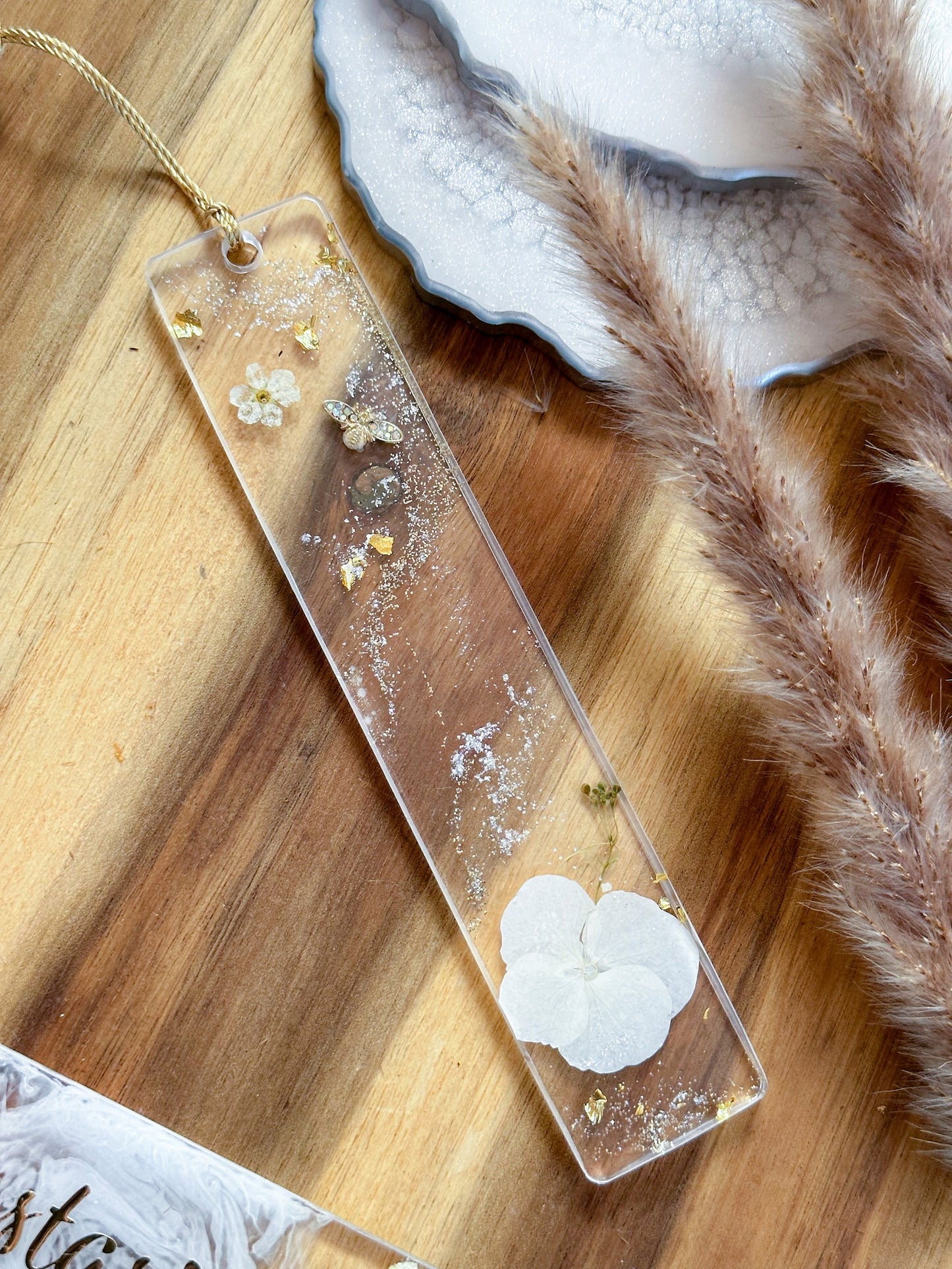⚜️ Personalisierte Lesezeichen aus Epoxidharz mit echten Blumen – Handgemacht & Elegant