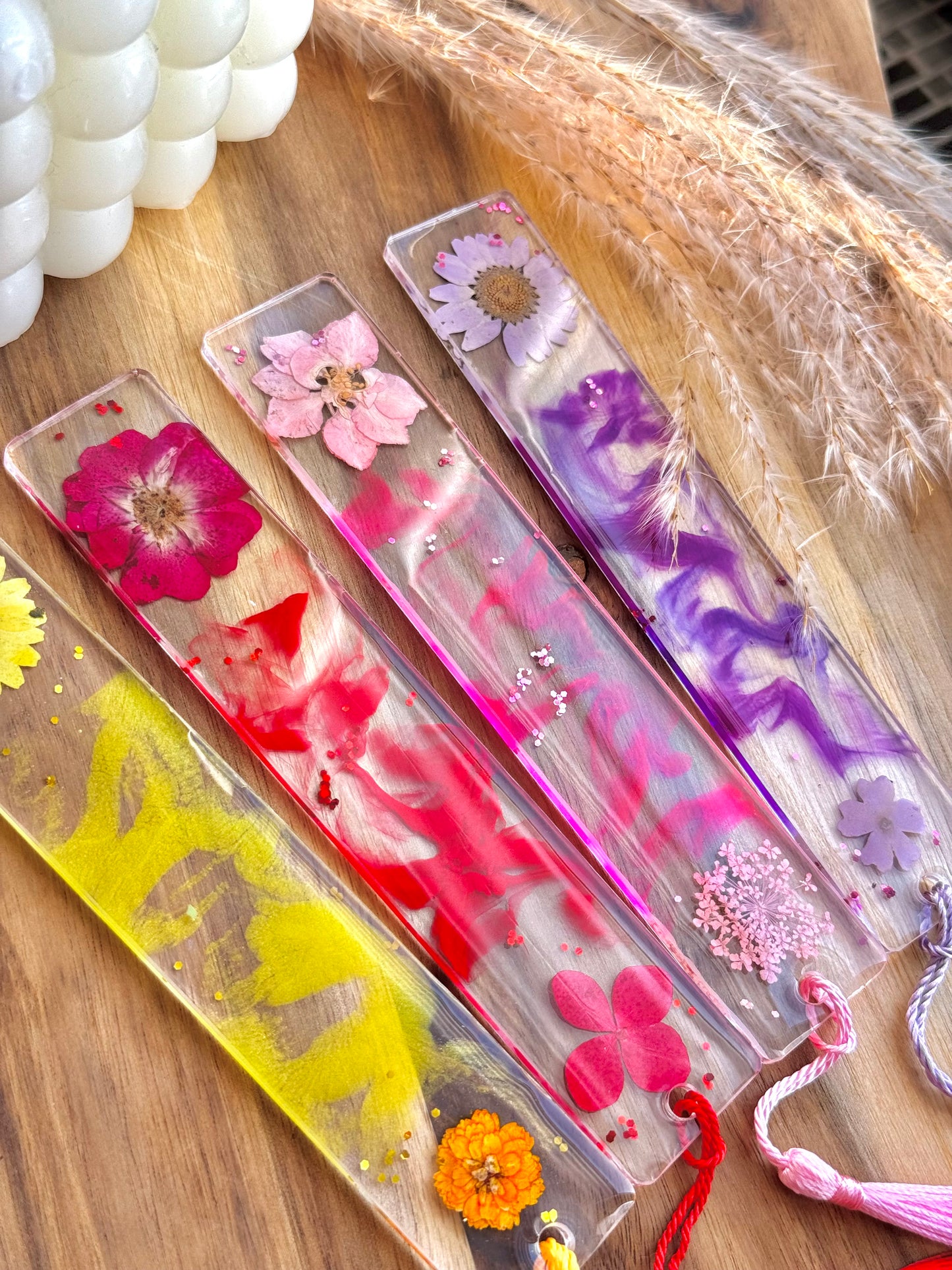 ⚜️Handgemachtes Lesezeichen aus Epoxidharz mit echten getrockneten Blumen. Einzigartig, stilvoll und perfekt als Geschenk für Buchliebhaber.