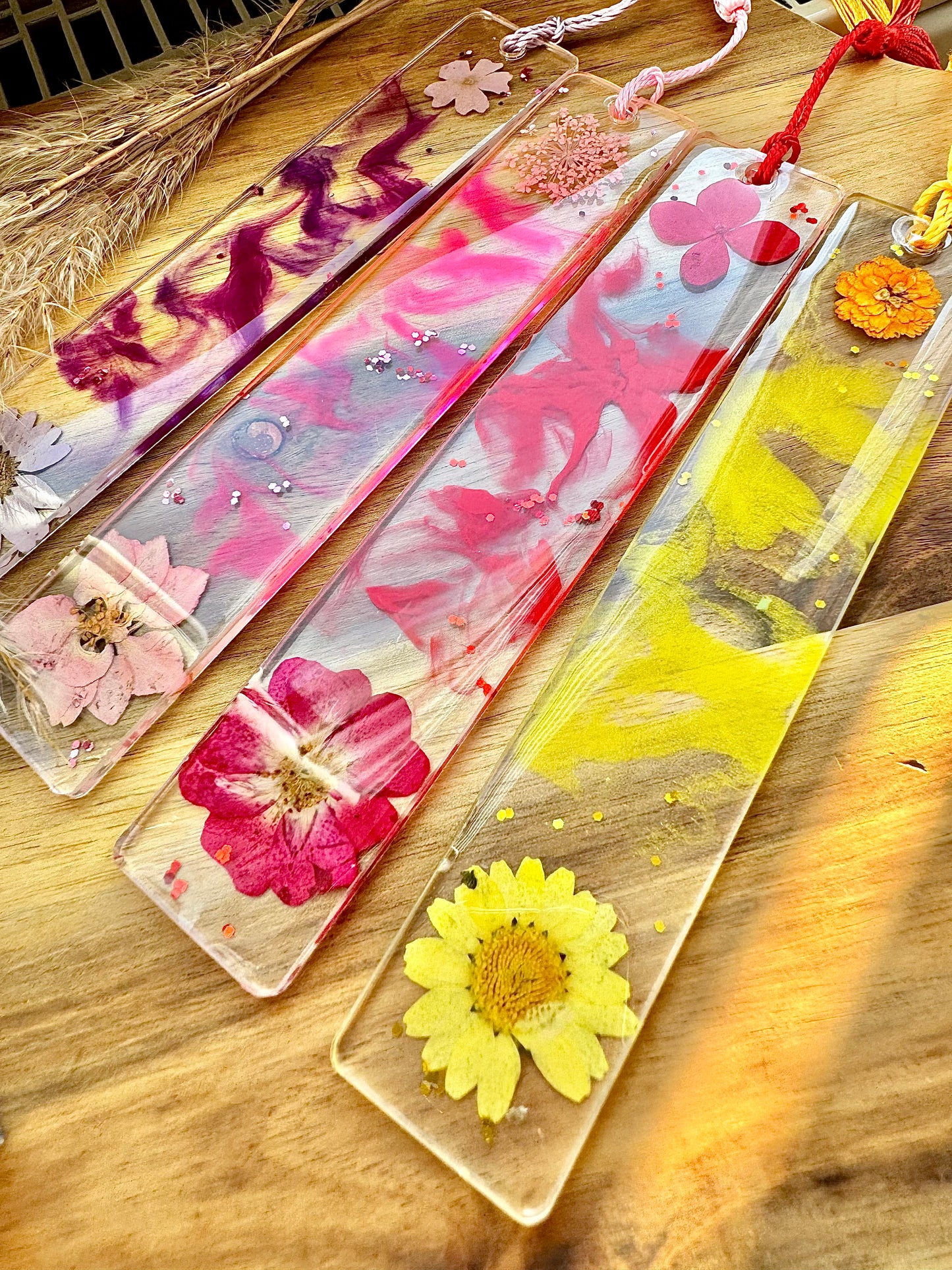 ⚜️Handgemachtes Lesezeichen aus Epoxidharz mit echten getrockneten Blumen. Einzigartig, stilvoll und perfekt als Geschenk für Buchliebhaber.