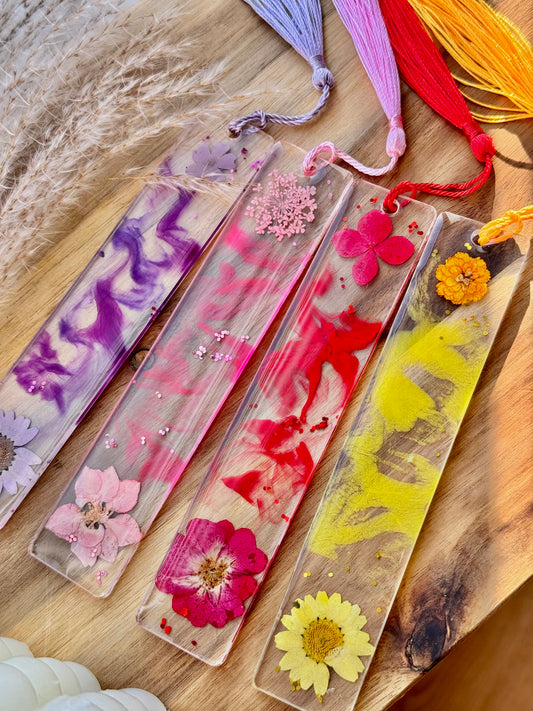 ⚜️Handgemachtes Lesezeichen aus Epoxidharz mit echten getrockneten Blumen. Einzigartig, stilvoll und perfekt als Geschenk für Buchliebhaber.